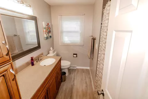 Bath - 227 Longview Dr, Waterloo, IA 50701 photo 1 of 6