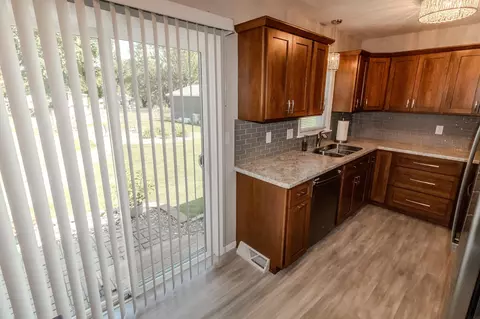 Kitchen - 227 Longview Dr, Waterloo, IA 50701 photo 3 of 6