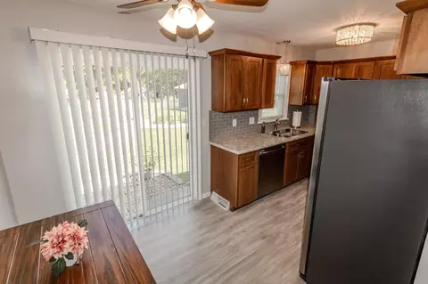 Kitchen - 227 Longview Dr, Waterloo, IA 50701 photo 4 of 6
