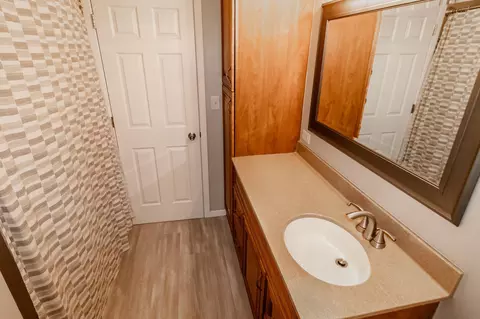 Bath - 227 Longview Dr, Waterloo, IA 50701 photo 3 of 6