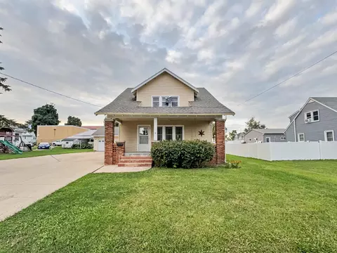 105 SW 3rd Ave, Waukon, IA 52172