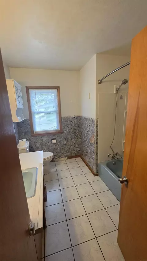 Bath - 232 Zelmar St, Waterloo, IA 50701 photo 1 of 3