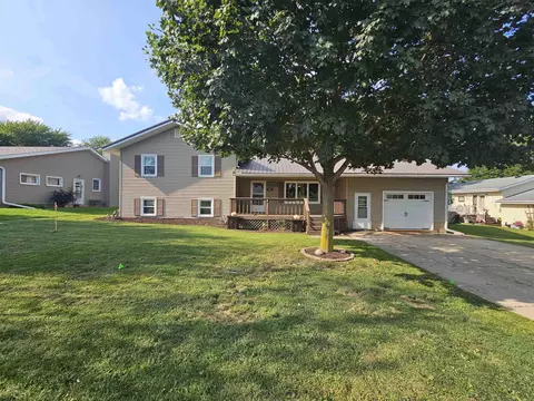 903 11th St, Charles City, IA 50616