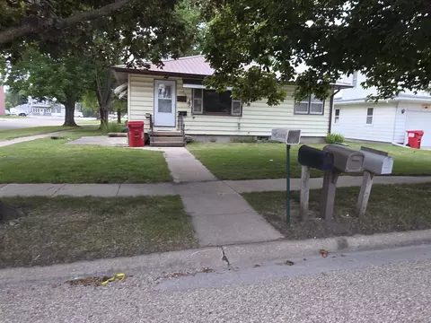 109 W Sycamore St, Dunkerton, IA 50626