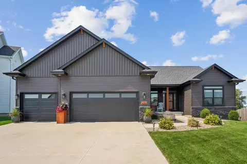 5301 Fernwood Dr, Cedar Falls, IA 50613