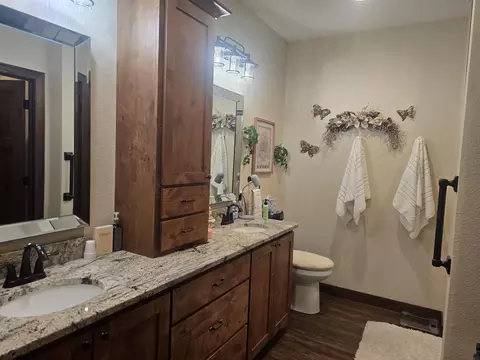 Bath - 706 E Water St #1, Decorah, IA 52101 photo 1 of 4