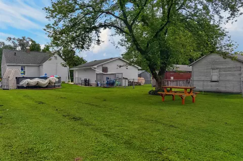 Exterior - 711 Bishop Ave, Waterloo, IA 50707 photo 7 of 10