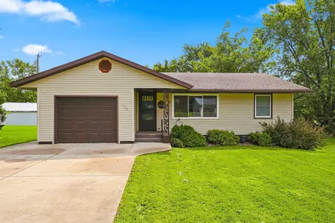 235 1st St N, Winthrop, IA 50682