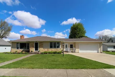 1107 H Ave, Grundy Center, IA 50638