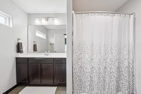 Bath - 1255 Partridge Ln, Waterloo, IA 50701 photo 2 of 4