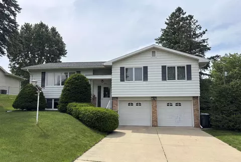 2620 Crestline Ave, Waterloo, IA 50702