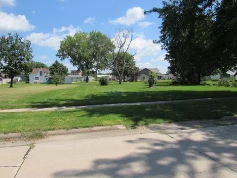 615 S Sycamore St, Monticello, IA 52310