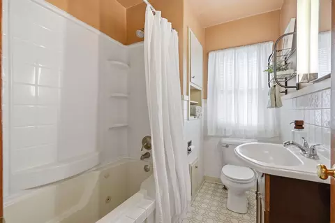 Bath - 1146 Cornwall Ave, Waterloo, IA 50702 photo 1 of 2