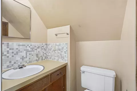 Bath - 1146 Cornwall Ave, Waterloo, IA 50702 photo 2 of 2