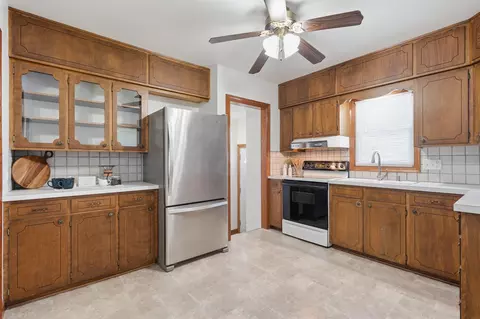 Kitchen - 1146 Cornwall Ave, Waterloo, IA 50702 photo 2 of 2