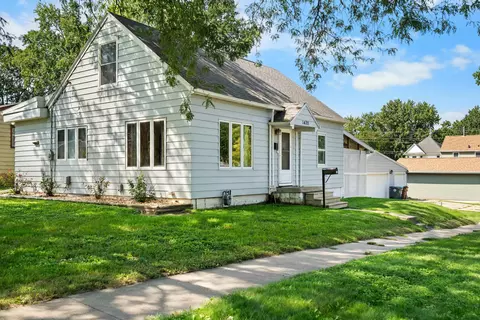 Exterior - 1420 E Mitchell Ave, Waterloo, IA 50702 photo 2 of 5