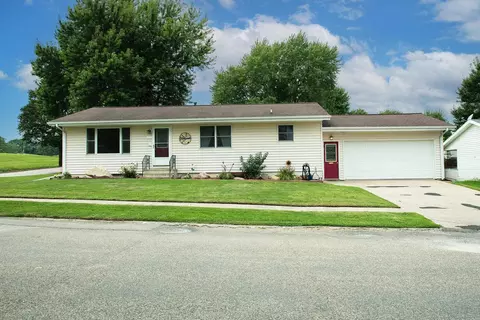 123 Hillcrest Dr, Reinbeck, IA 50669