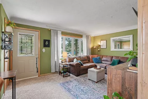Living - 1100 Sheerer Ave, Waterloo, IA 50701 photo 1 of 5