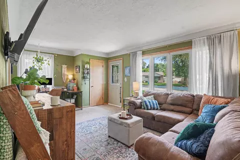 Living - 1100 Sheerer Ave, Waterloo, IA 50701 photo 3 of 5