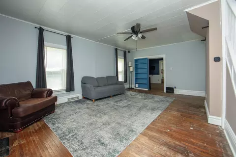 Living - 103 Summit, Waterloo, IA 50701 photo 2 of 4