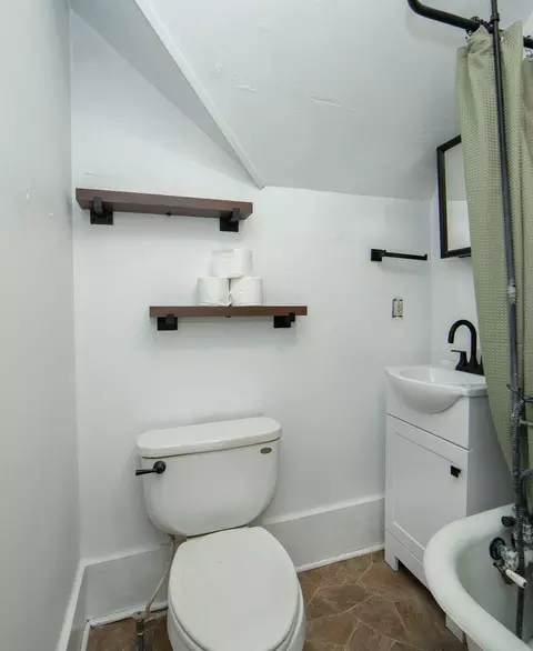 Bath - 103 Summit, Waterloo, IA 50701 photo 1 of 1