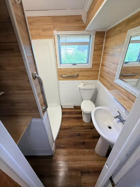 Bath - 1821 E Ridgeway Ave, Waterloo, IA 50702 photo 1 of 1