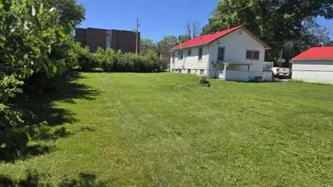 Exterior - 1821 E Ridgeway Ave, Waterloo, IA 50702 photo 2 of 4
