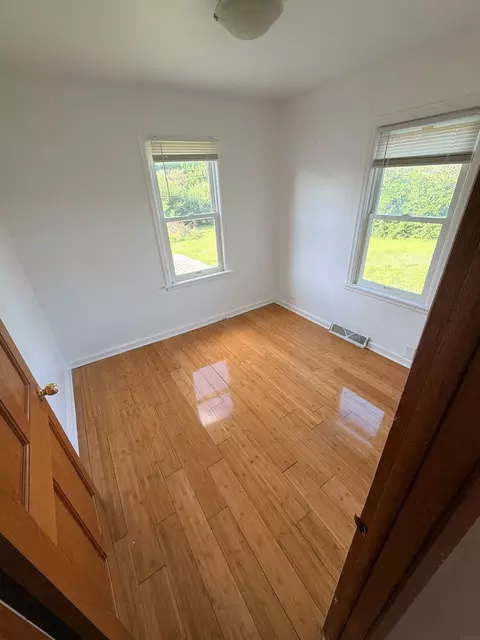 Bedroom - 1821 E Ridgeway Ave, Waterloo, IA 50702 photo 2 of 2