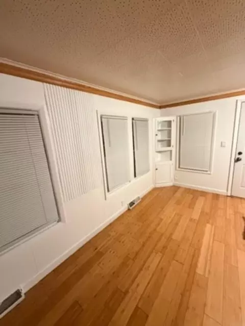 Living - 1821 E Ridgeway Ave, Waterloo, IA 50702 photo 2 of 3