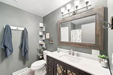Bath - 2087 330th Street St, Walker, IA 52352 photo 1 of 3