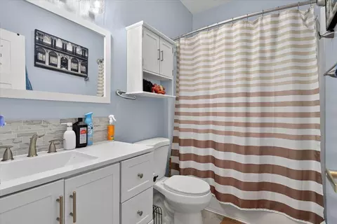 Bath - 2324 Maynard Ave, Waterloo, IA 50701 photo 2 of 3