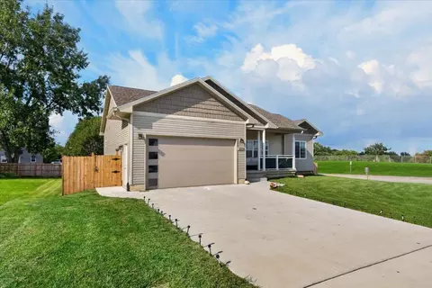 Exterior - 2324 Maynard Ave, Waterloo, IA 50701 photo 3 of 8