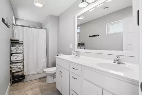 Bath - 813 Grindstone Cir, Waterloo, IA 50702 photo 2 of 2