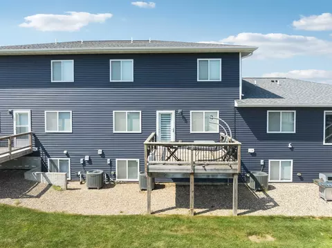 Exterior - 813 Grindstone Cir, Waterloo, IA 50702 photo 5 of 6