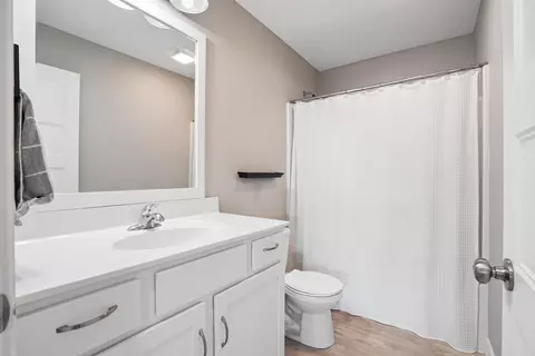 Bath - 813 Grindstone Cir, Waterloo, IA 50702 photo 1 of 2
