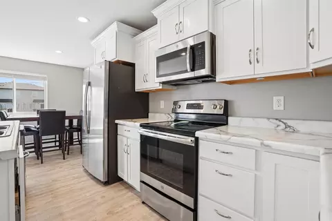Kitchen - 813 Grindstone Cir, Waterloo, IA 50702 photo 3 of 3