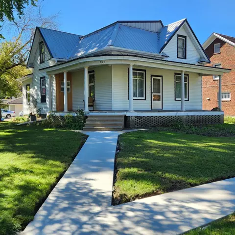 703 N Main St, Elkader, IA 52043