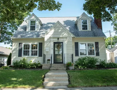 609 NE 1st Ave, Waverly, IA 50677