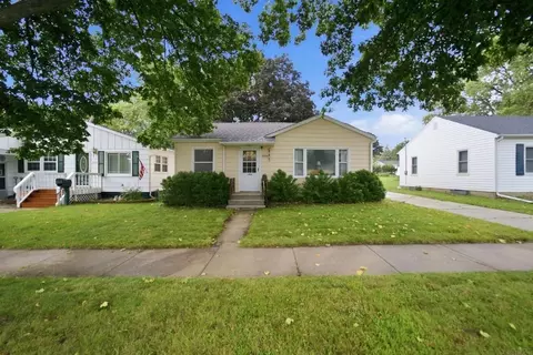 1004 Cedar St, Charles City, IA 50616