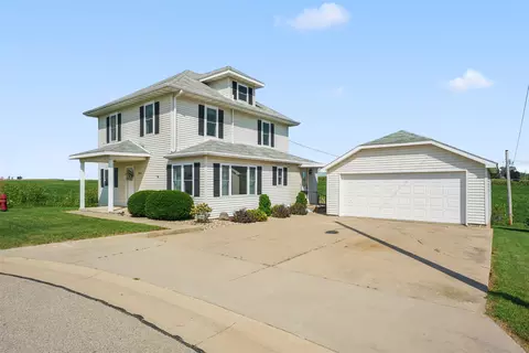 7494 Iowa St, New Vienna, IA 52065