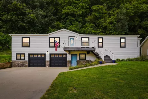 122 N Bluff St, Guttenberg, IA 52052
