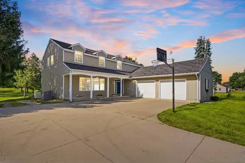 1144 Hawley St, Jesup, IA 50648