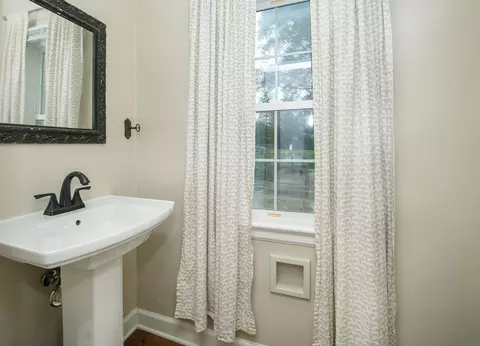 Bath - 515 Cornwall Ave, Waterloo, IA 50702 photo 4 of 4