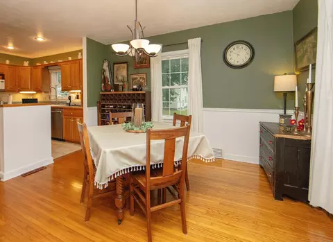 Dining - 515 Cornwall Ave, Waterloo, IA 50702 photo 2 of 3