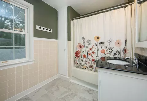 Bath - 515 Cornwall Ave, Waterloo, IA 50702 photo 1 of 4