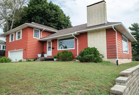 1106 10th St, Grundy Center, IA 50638