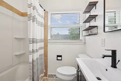 Bath - 1746 E Mitchell Ave, Waterloo, IA 50702 photo 1 of 1