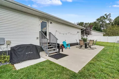 Exterior - 1004 David Dr, Independence, IA 50644 photo 4 of 9