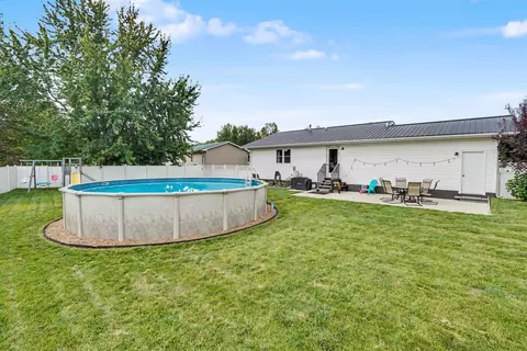 Exterior - 1004 David Dr, Independence, IA 50644 photo 3 of 9