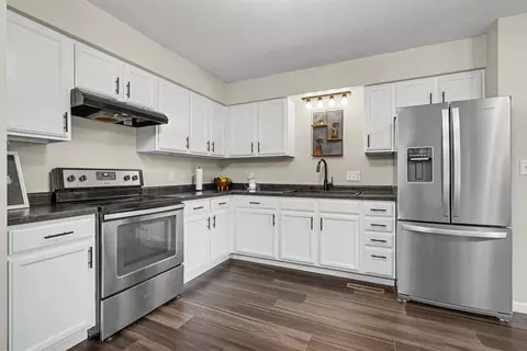 Kitchen - 1004 David Dr, Independence, IA 50644 photo 1 of 2